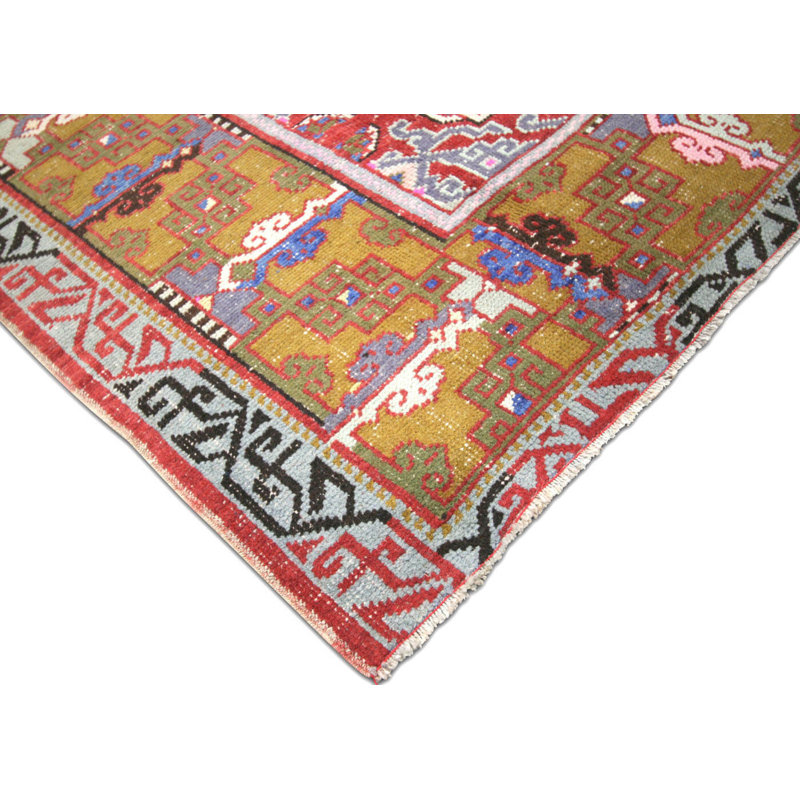 Tapis de couloir unique en laine noué à la main des années 1960 de 4 pi 6 po x 11 pi 4 po en rouge / vert