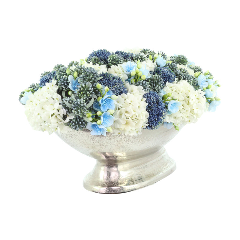 Hortensias et orpins disposés dans un vase en métal