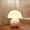 Lampe de chevet de table champignon lampe, table de chevet décor champignon, petites lampes de table pour les tables de chevet de la chambre à coucher, jolies petites lampes modernes de style Mid-Century à intensité variable, décoration intérieure unique