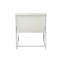 Élégante chaise en cuir blanc avec rembourrage incurvé et doux, fabrication élégante du siège, rehausse l'esthétique de la pièce