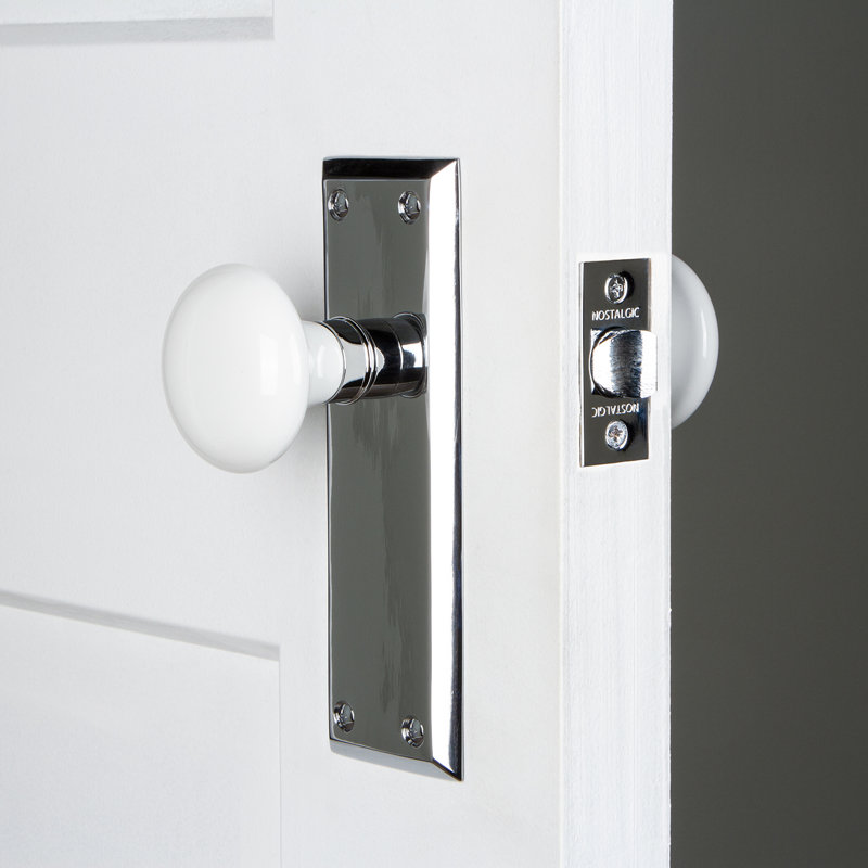 Plaque avec bouton de porte en porcelaine blanche New York, Chrome brillant, 2 3/8 po