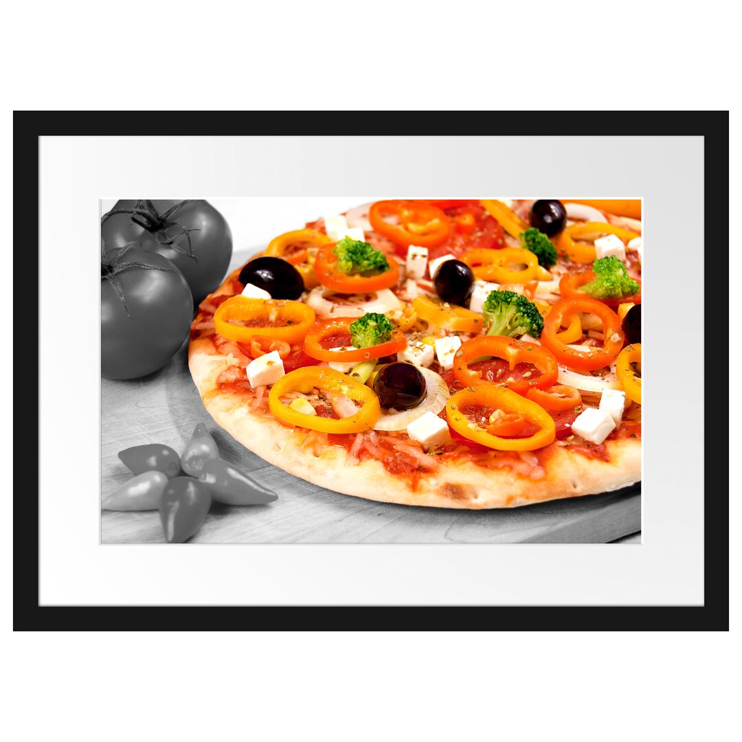 Gerahmtes Poster Pizza mit Oliven und Hirtenkäse