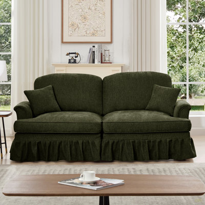 Élégant canapé surdimensionné de style Mid-Century à deux places avec accoudoirs évasés et volants amovibles, jupes plissées et pieds fuselés, canapé confortable à deux places en chenille pour le salon