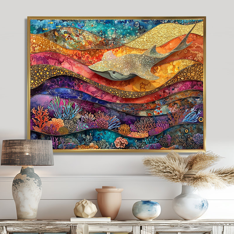 Abstrait Stingray In Aquarium Colorful Collages I - Stingray, reproduction d'art sur toile encadrée, H 34 po x l 44 po, Doré