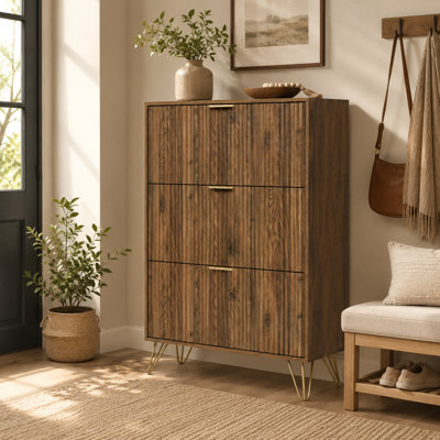 Armoire à chaussures moderne à tiroirs rabattables avec design en bois cannelé, rangement peu encombrant pour l'entrée et le couloir