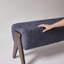 Banc en chenille décoratif moderne avec rembourrage ergonomique et pieds en bois massif-133348798-133348802