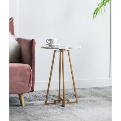 table de bout à pieds croisés
