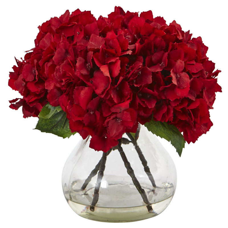 Arrangement floral d'hortensias dans un vase