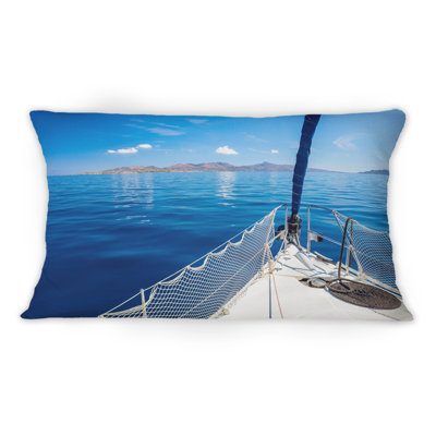 Voilier en mer bleue près de l'île - Coussin décoratif imprimé nautique et côtier 1