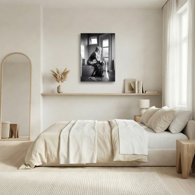 Toile noire et blanche en robe de velours assise sur une toilette