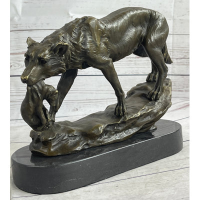 Figurine abobaker portant un louveteau
