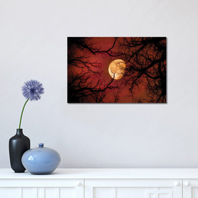Peinture de la lune rouge au soleil de minuit