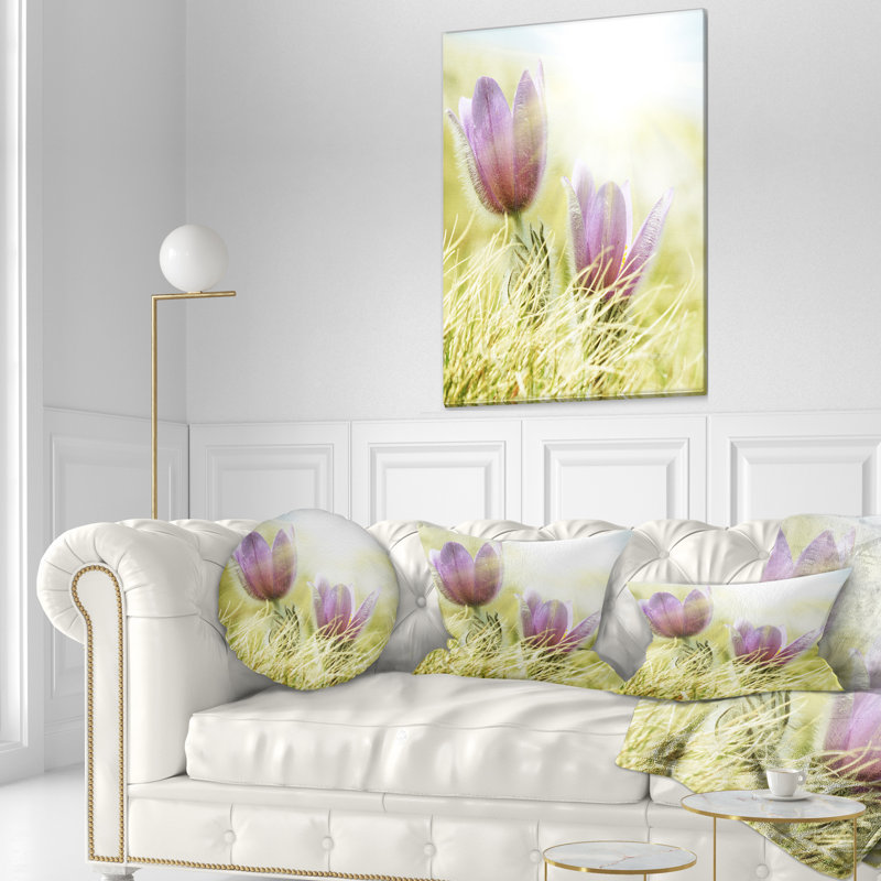 Grandes fleurs mauves dans l'herbe verte - coussin à imprimé floral