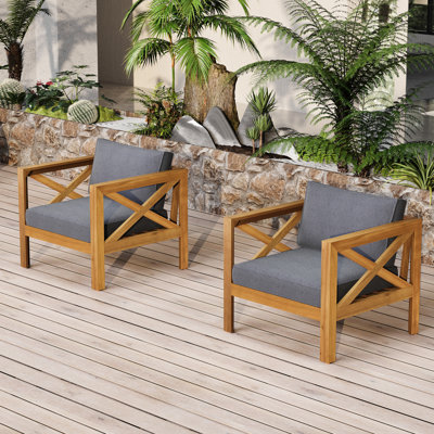 Fauteuil club d'extérieur en bois avec coussins gris foncé, finition, confortable dans l'esthétique des jardins pour la vie de jardin