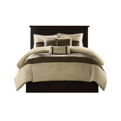 Édredon 7 pièces très grand naturel. Style transitionnel en faux suède. Assure un sommeil paisible. Comprend un édredon, des taies décoratives, des coussins décoratifs et une jupe de lit. . Très grande literie lavable à la machine. Style pour se détendre