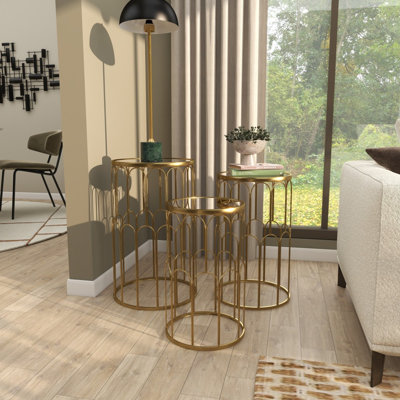 Ensemble de 3 tables d'appoint en métal doré avec plateau en verre Etchison, 22 po, 25 po, H 28 po