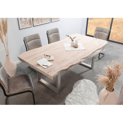 Esstisch mit Metallgestell und Tischplatte aus Massivholz