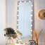 Miroir de salle de bain avec éclairage intégré : 160 x 61 cm, argenté, 3 modes et intensités, cadre en aluminium, fixation murale ou sur pied, pour chambre ou salle de bain.