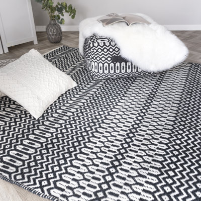 Perrotta Geometric Hand Woven Kilim Indoor / Outdoor Area Rug