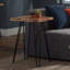 Table de bout / d'appoint en bois d'acacia massif de style industriel moderne Bexton L 15 po x l 20 po x H 27 po avec pieds en épingle à cheveux en métal et patins de protection (finition naturelle)