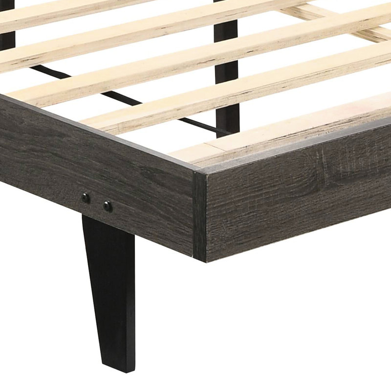 Grand lit rembourré gris et brun avec base en bois composite à cadre rustique