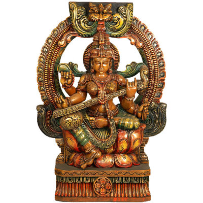 Déesse Saraswati assise à Lalitasana sur un trône de lotus avec Kirtimukha au sommet