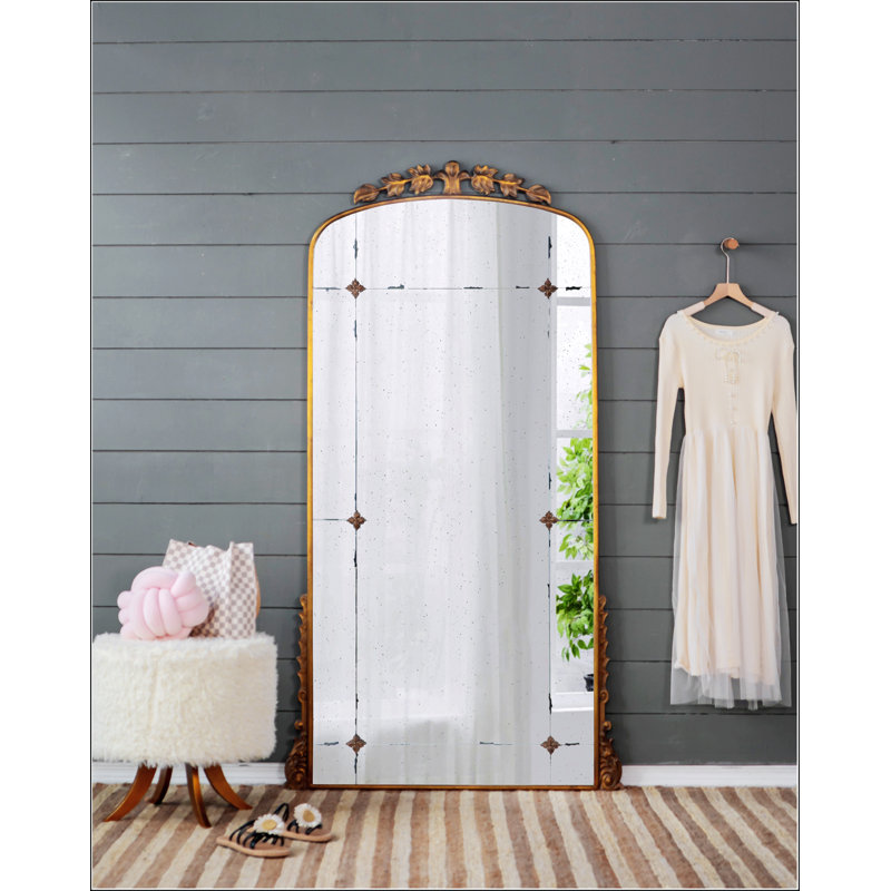 Magnifique miroir de plancher avec finition or antique, ajoutant une touche de luxe à n'importe quelle pièce
