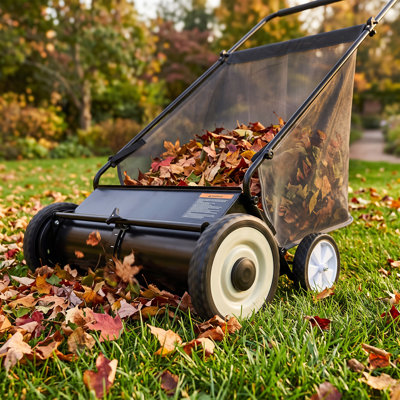 Balayeuse à gazon poussée de 66 cm (26 pouces), ramasseur de feuilles et d'herbe avec sac de ramassage en filet de 0,19 m³ (7 pi³), 4 roues en caoutchouc et 4 brosses rotatives pour les feuilles, les résidus de tonte et les aiguilles de pin