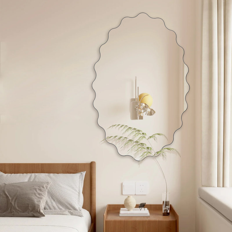 Miroir mural ovale de forme irrégulière, de forme irrégulière, de 23 po x 35 po Juwanda Mirror