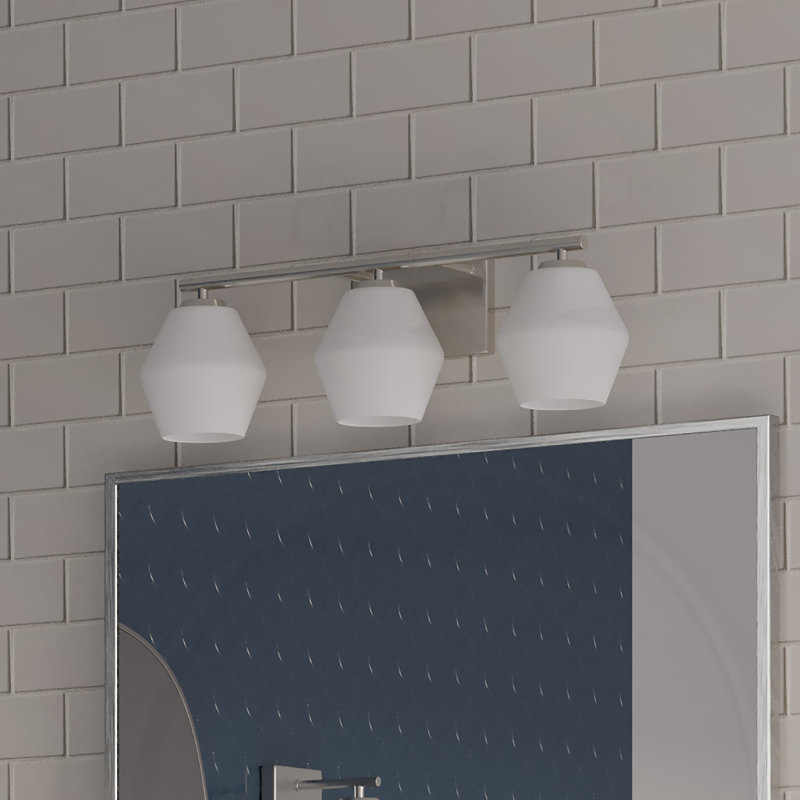 Applique murale Copeland à 3 lumières en nickel brossé avec abat-jour en verre opale gravé, Nickel brossé