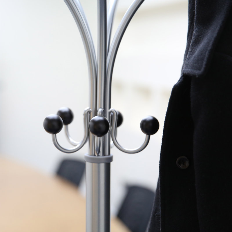 M&T présente un manteau autoportant d'une hauteur de 74 pouces, des vêtements, un support à chapeaux avec base en marbre, un support de rangement pour vêtements robuste et portable, une chambre à coucher intérieure, un vestibule, un vestibule argenté (fontaine)