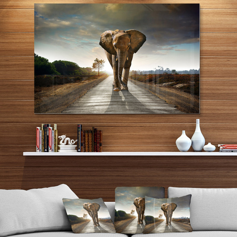 «Single Walking Elephant», reproduction de photo sur toile tendue, H 12 po x l 20 po, Sans cadre en métal