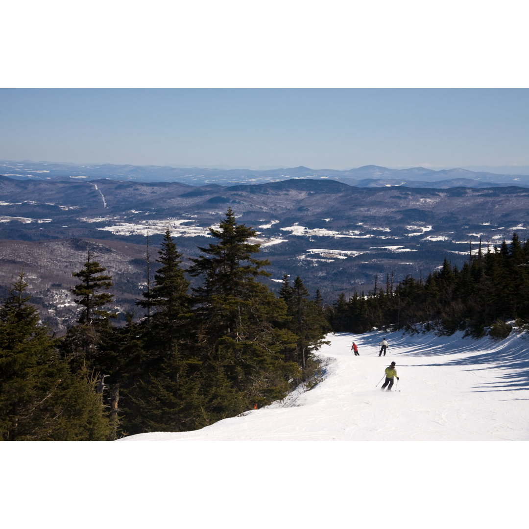 Skiing Down Jester von Capecodphoto - Ohne Rahmen auf Leinwand