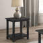 Table de bout Castleton en bois de Java vieilli avec tablette (table incluse seulement)