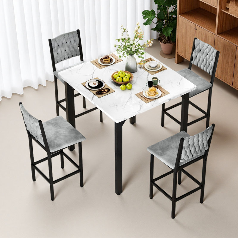Ensemble de table de salle à manger 5 pièces avec table à hauteur de comptoir et 4 tabourets de bar, ensemble de salle à manger de cuisine moderne en faux marbre avec chaises rembourrées, ensemble de salle à manger compact pour petits espaces