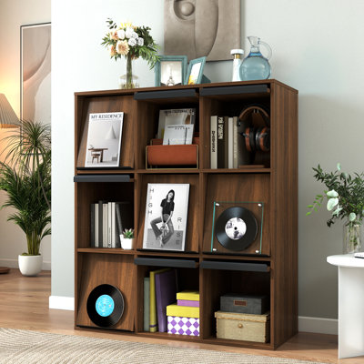 38,58 × 15,19 × 44,17 Bibliothèque cubique 3×3 avec portes rabattables, neuf compartiments, panneaux de particules, rangement monobloc cubique en noyer avec portes