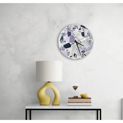 Horloge murale Terrazzo, mosaïque mauve en pierre, décor moderne en verre trempé, montre abstraite ronde - cadeau de pendaison de crémaillère unique pour la maison
