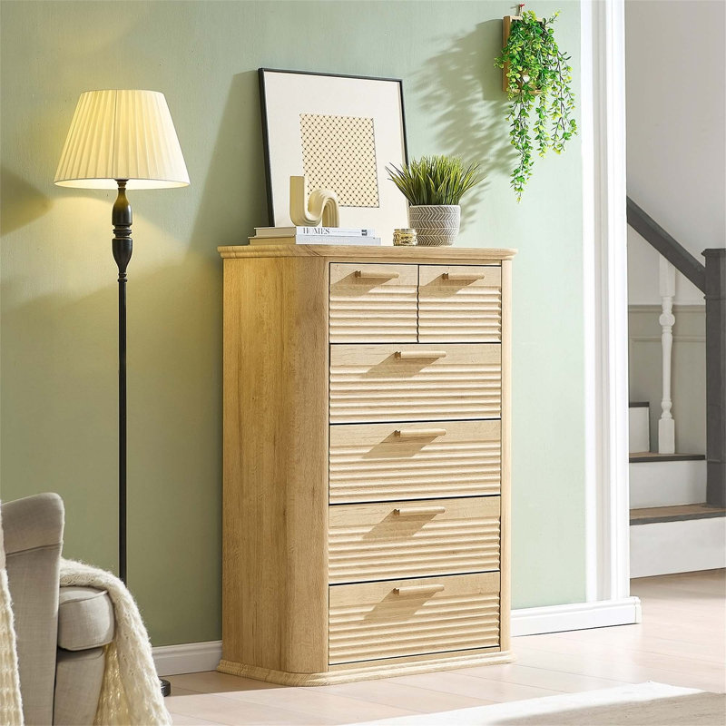 Commode moderne à 6 tiroirs avec panneaux ondulés et poignées en bois pour un rangement compact dans la chambre à coucher