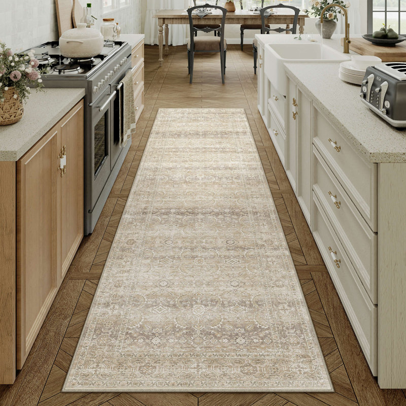 Tapis beige à motif floral rétro élégant Luthien, Tapis de couloir 2 pi x 8 pi