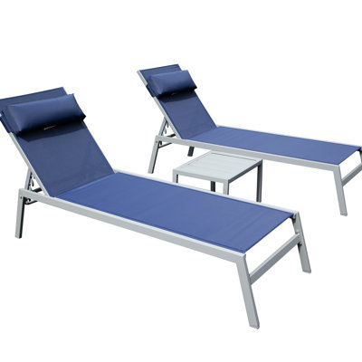 Chaise longue de patio de 3 dans la marine: chaises de piscine en aluminium avec table d'appoint. Fauteuil inclinable d'extérieur réglable pour plus de confort et de facilité. Tissu respirant. Cadre résistant à la rouille. 5 positions et.