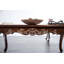 Table basse de style traditionnel avec pieds courbés, structure en bois massif et motif sculpté orné au fini cerisier foncé