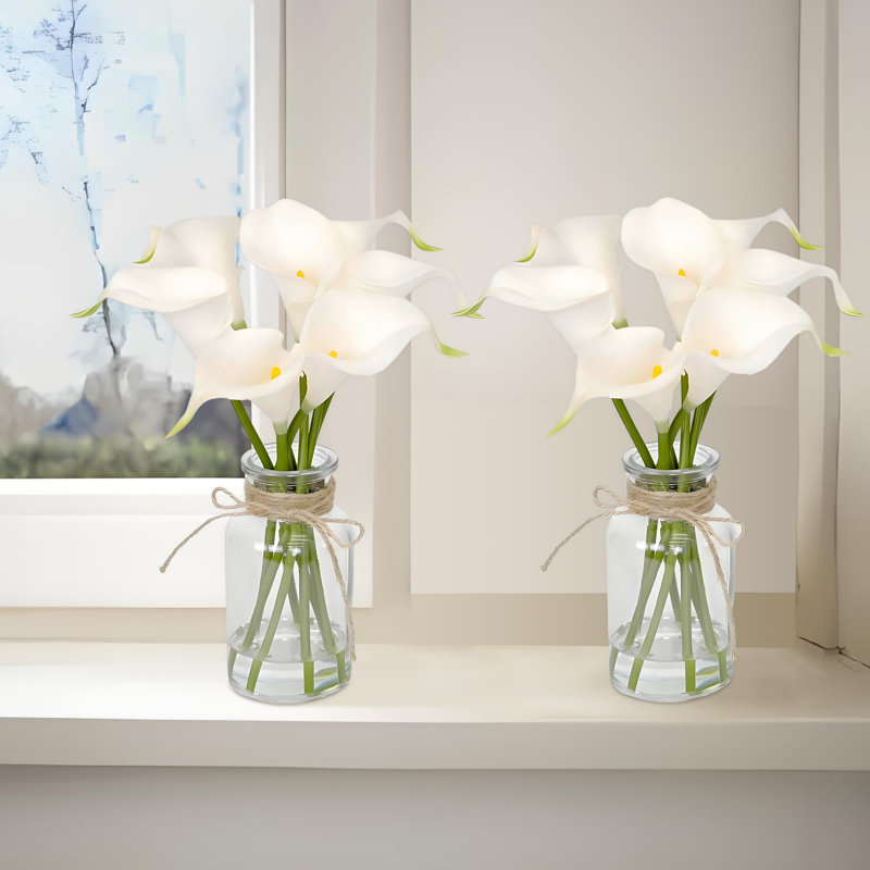 2 pièces de fleurs de jonquille artificielles dans un vase en verre