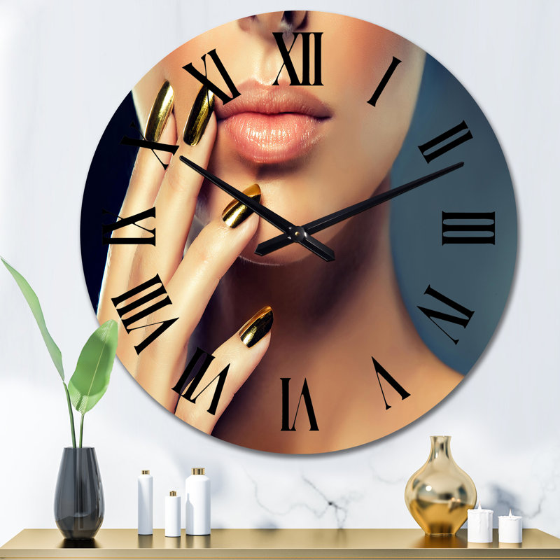 Modèle féminin avec maquillage doré et clous noirs - Horloge murale glamour, Moyen
