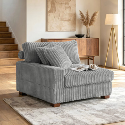 Fauteuil rembourré en flanelle de fourrure de lapin gris clair avec dossier coussiné Stephania