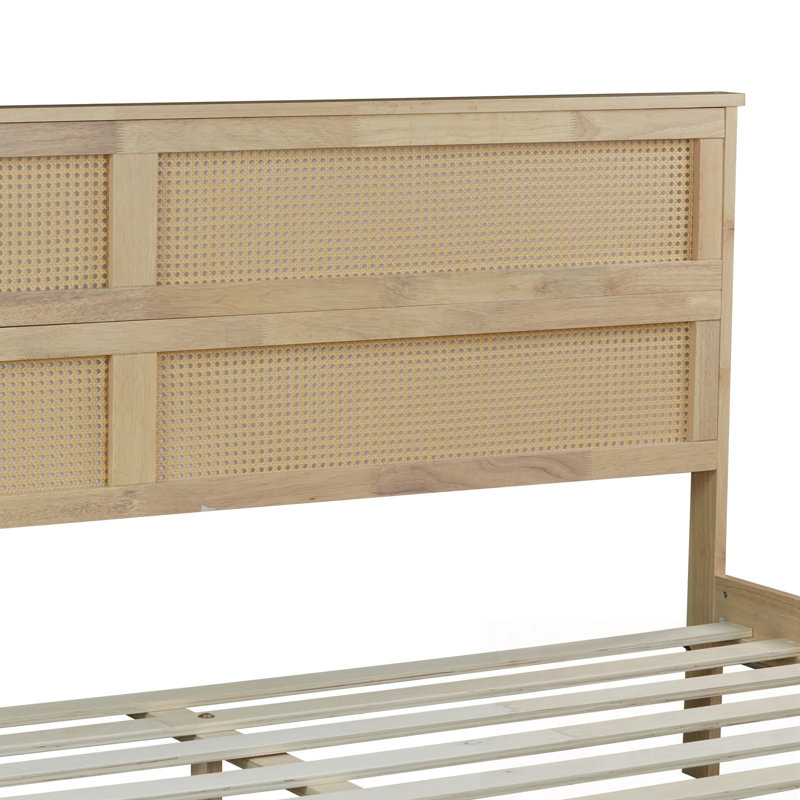Très grand lit en bois avec tête de lit en rotin, Très grand lit