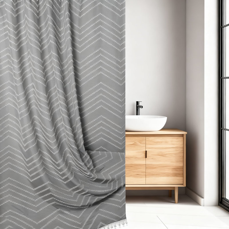 Tissu de rideau de douche en tissu texturé à motif de chevron texturé et imperméable avec pompons, Blanc / Gris