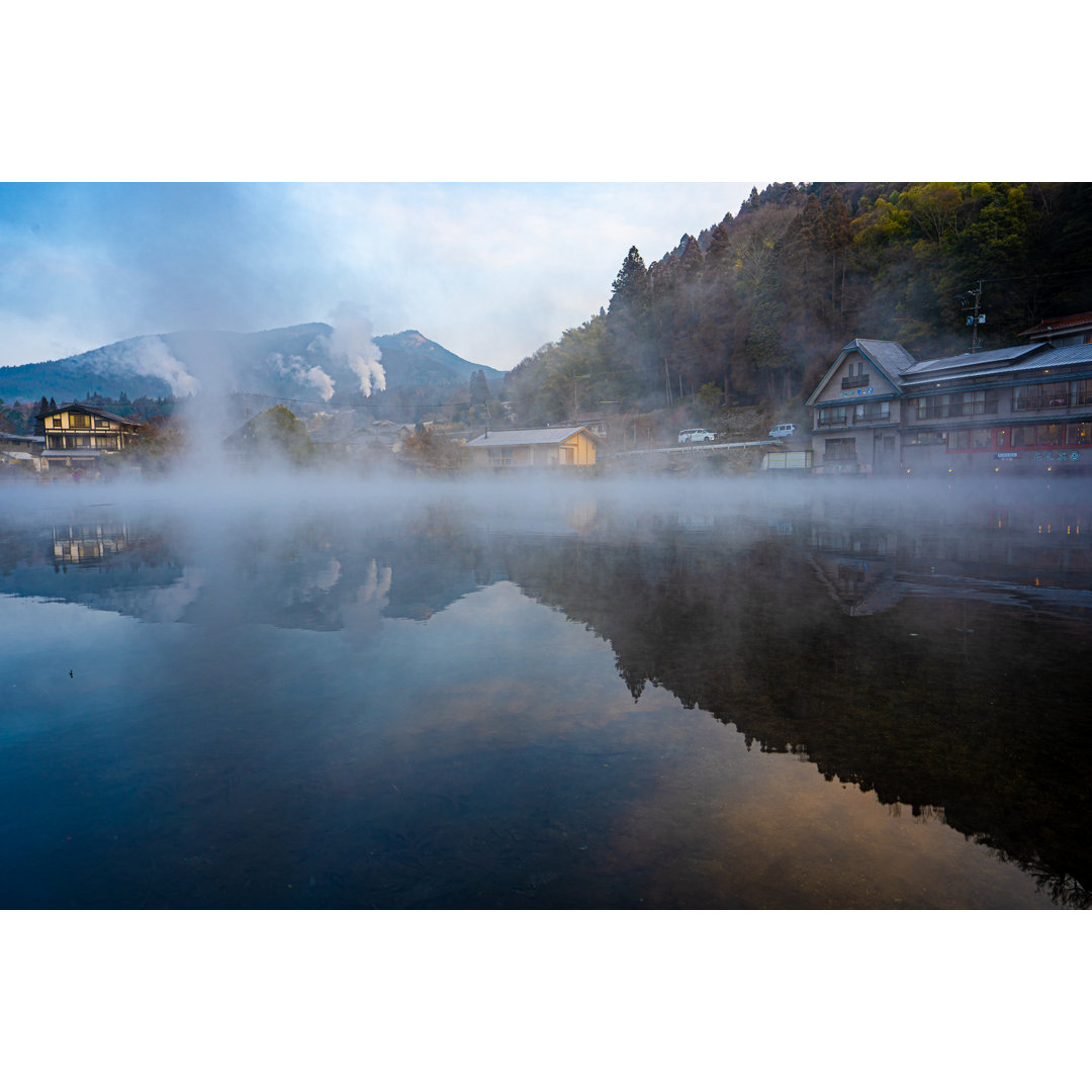 Reflexion im nebligen Wasser von TMizuguchi - Leinwandbild