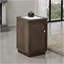 Table d'appoint 1 pièce de style transitionnel avec dessus en pierre de quartz, poignée dorée et port USB, salon noyer foncé