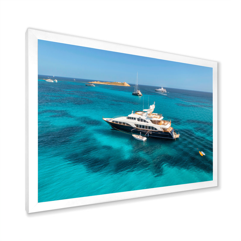 Yacht de luxe sur une aventure en eau libre - Imprimé, Cadre simple blanc, H 24 po x l 32 po x P 1 po