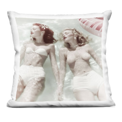 Coussin décoratif imprimé maillots de bain filles dans la piscine, design by Sophie 6